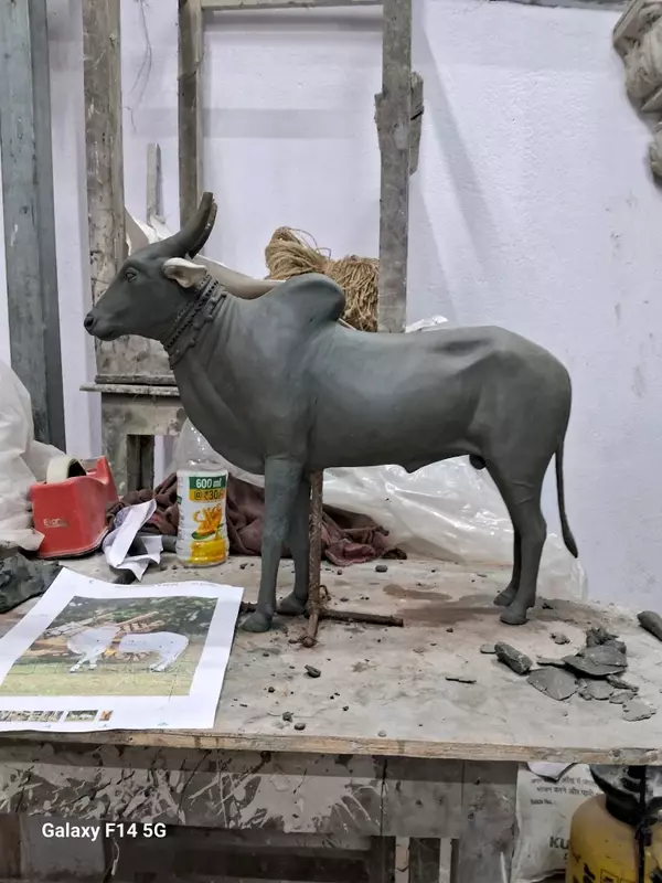 FIBRE BAIL STATUE